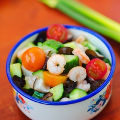 Bày trí ra tô rồi thưởng thức.
