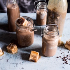 Rửa sạch máy xay và cho sữa hạnh nhân trở lại, múc bột cacao, tinh chất vani và muối vào. Đậy nắp, bật công tắc xay ở tốc độ cao trong khoảng 1 phút để hỗn hợp sữa được hòa quyện và sánh đặc là hoàn thành. Bạn có thể thưởng thức ngay hoặc cho vào lọ thủy tinh và bảo quản 2 tuần trong tủ lạnh.