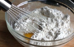 Trộn đều bột mì với trứng gà, 70gr đường trắng, 200ml sữa tươi, 1 muỗng cà phê bột nở, 1 muỗng cà phê vani trong tô, khuấy đều.
