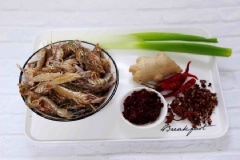 Tôm tươi mua về đem rửa sạch với nhiều nước cho tôm sạch cát, để ráo nước. Gừng thái sợi nhỏ. Hành lá và ớt khô thái nhỏ.