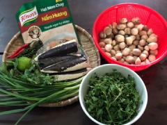 Các nguyên liệu rửa sạch. Bắt nước lên, cho gạo vào nấu đến khi nhừ thành cháo (gia giảm lượng nước tuỳ sở thích ăn cháo đặc hay loãng)