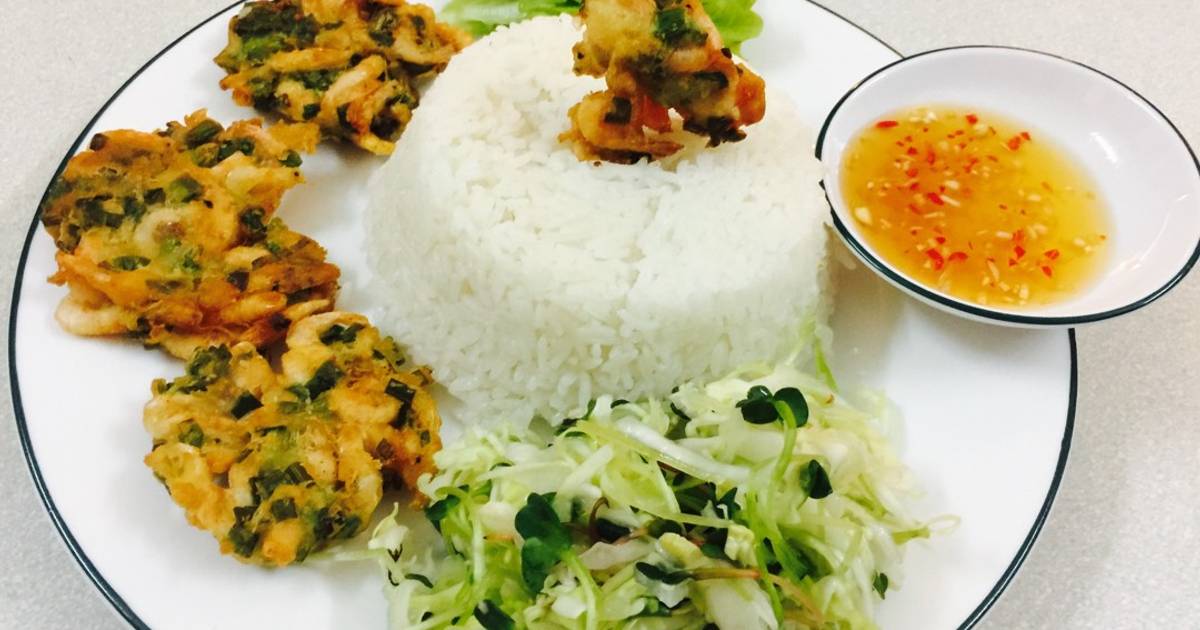 Cơm đĩa với bánh tép