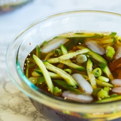 Thả dưa leo và rong biển vào tô nước súp, trộn đều. Sau đó, cho hành lá, 1 muỗng cà phê ớt bột Hàn Quốc và mè trắng rang vào. Trộn thêm lần nữa cho đều. Để tô súp vào ngăn mát tủ lạnh đến khi nào ăn thì lấy ra và thưởng thức.