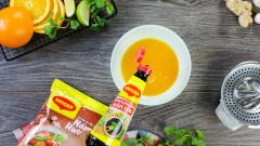 Pha nước sốt cam: cho 200ml nước cam, 3 muỗng canh đường trắng, 2 muỗng canh nước tương, 1/2 muỗng canh hạt nêm, 1 ít muối và 50ml nước cốt chanh vào tô, khuấy đều cho đường tan. Nêm nếm lại nước sốt cho vừa khẩu vị.