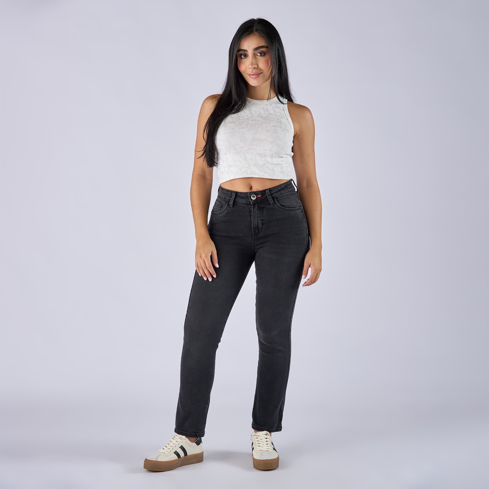 Jean straight boot licrado tiro medio en denim color gris humo
