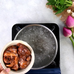 Nấu 1.5 lít nước cho sôi, cho 120gr mắm cá linh và 130gr mắm cá sặc nấu khoảng 15 phút cho nước sôi, rồi lọc qua rây để lấy nước dùng trong.
