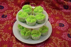 Đợi bánh muffin trà xanh nguội bớt là có thể măm măm rồi nhé. Những chiếc bánh muffin trà xanh nhỏ xinh xắn, màu xanh lúc đẹp mắt hứa hẹn sẽ thu hút các bé đấy.