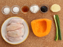 Chuẩn bị tất cả các nguyên liệu. Cánh gà rửa sạch, chặt miếng vừa ăn.