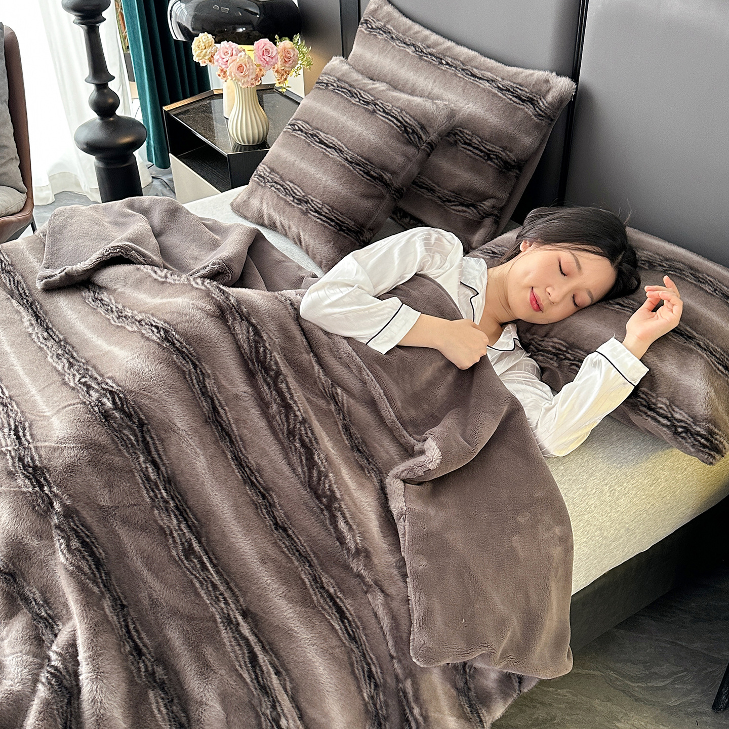 Luxurious faux fur throw blanket, extra soft and warm
