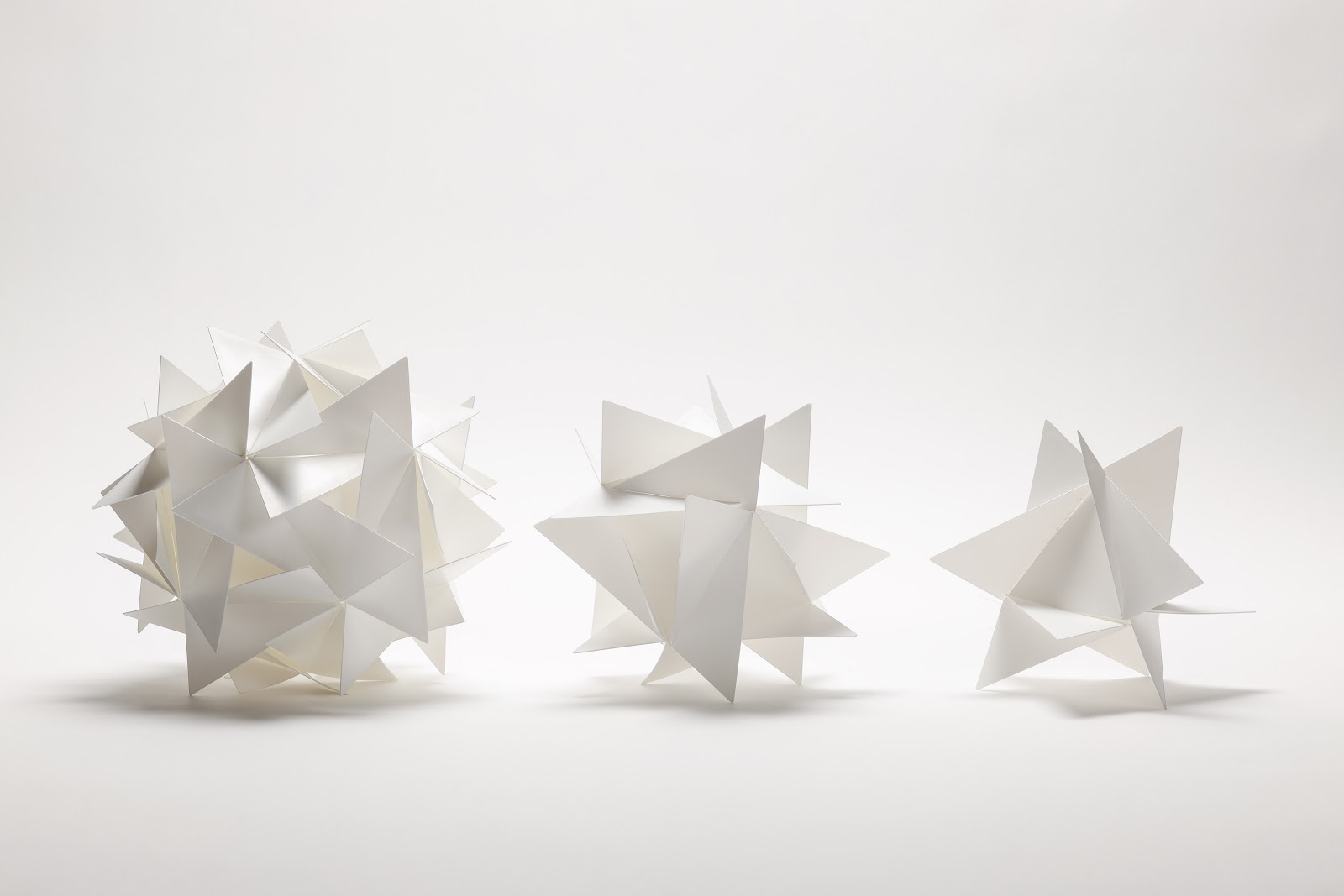 正三角形薄板材のスリットジョイントによる可変型照明制作