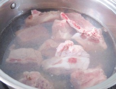 Sườn non đem rửa sạch, chặt miếng vừa ăn. Cho sườn vào nồi, đổ ngập nước, đun sôi sườn trong khoảng 2-3 phút. Chắt bỏ nước luộc sườn, đem rửa sườn với nước lã vài lần để loại bỏ bọt bẩn.