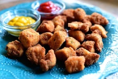 Với cách làm gà nugget chiên giòn vừa dễ vừa có hương vị thơm ngon không hề kém cạnh gì so với món gà ngoài cửa hàng thức ăn nhanh hết đâu đấy. Cuối tuần rảnh rỗi không biết làm gì thì lưu ngay công thức này lại và làm nhé.