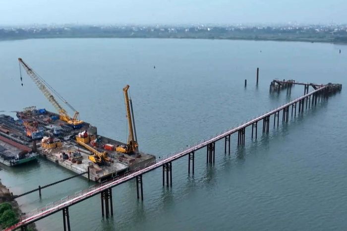 Đảm bảo nguồn nhiên liệu thi công các cầu vượt sông Hồng - Đài Phát thanh và truyền hình Hà Nội