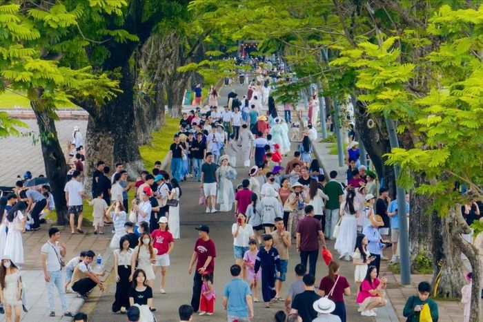Ngày đầu nghỉ lễ, Huế lập kỷ lục tiền bán vé tham quan di tích - Báo Sài Gòn Giải Phóng