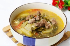 Canh dưa chua sườn bò với vị ngọt thịt bò, chua mặn của dưa cải muối tạo ra món canh hấp dẫn cho bữa cơm gia đình bạn. Đảm bảo hao cơm hơn mọi ngày đó nhé!