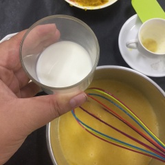 Cho tiếp sữa tươi vào đánh đều tạo thành hỗn hợp bột sánh mịn. Cho vô túi tam giá để bơm vô cup dễ dàng hơn.