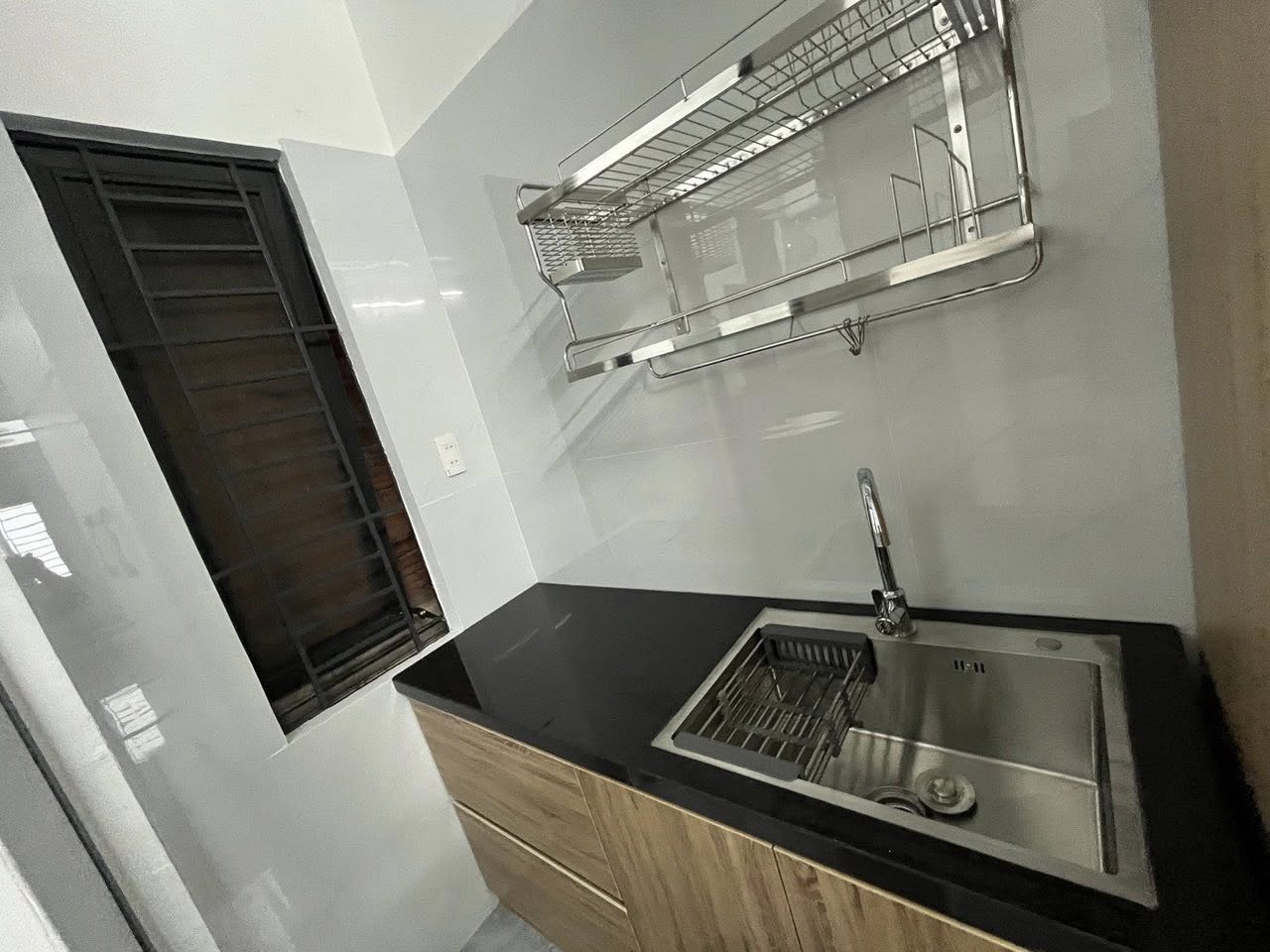 Bên mình hiện còn trống 1 phòng cho thuê từ tháng tới, căn hộ mới, full nội thất. 2