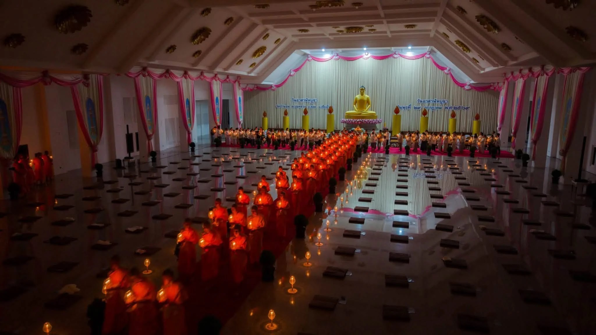 ภาพประกอบ คืนวันอาสาฬหบูชา แจ้งชาวบ้านขึ้นมาเวียนเทียนรอบเจดีย์….ปรากฏว่าฝนชุ่มฉ่ำ เดินเวียนเทียนรอบเจดีย์ไม่ได้ ก็เลยสวดธัมจักฯ นั่งสมาธิ และเวียนเทียนกันที่ธรรมสภา ก็สะดวกดี ปรับกันไปตามสถ