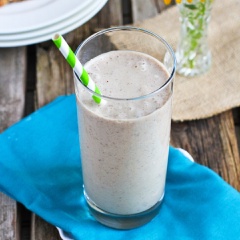 Sinh tố chuối và bơ đậu phộng được kết hợp từ thực phẩm giàu protein nên sẽ cung cấp cho cơ thể rất nhiều năng lượng sau một ngày làm việc mệt mỏi. Hãy thường xuyên bổ sung năng lượng cho cả nhà với món này nhé!