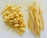 Gừng gọt vỏ, thái lát, rồi thái sợi 1/2, và băm nhỏ 1/2 như trong hình. Phần băm nhỏ dùng để làm món dưa leo sốt gừng. Phần thái sợi để cho vào tô mì.