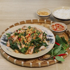 Cho nộm ra đĩa, rắc thêm đậu phộng giã nhuyễn lên trên và thưởng thức. Nộm tép đồng rau muống có hương thơm đặc trưng của tép rang giòn rụm, vị chua dịu và cay nhẹ của nước trộn nộm cùng với rau muống dai dai, giòn giòn sẽ khiến cho bạn càng ăn càng mê. Như vậy với cách làm trên bạn chỉ cần dành một ít thời gian là đã có ngay một món ăn vừa thơm ngon lại vừa bổ dưỡng, bạn hãy bổ sung công thức món nộm tép đồng rau muống này cho những bữa cơm gia đình thêm phần thú vị nhé.