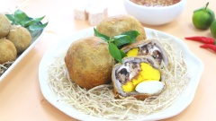 Vịt lộn bọc khoai môn chiên giòn là món ăn vặt siêu ngon được giới trẻ ưa chuộng. Trứng chiên xong có màu vàng đượm hấp dẫn, dọn ra ăn nóng cùng với rau răm và nước sốt chua ngọt. Vị khoai môn bùi béo rất hợp với vị trứng vịt lộn, thêm nước sốt sền sệt ăn cùng nữa thật sự ngon bá cháy luôn. Món này rất thích hợp để làm vào những ngày cuối tuần tụ họp bạn bè. Cách làm cũng không quá khó, bạn hãy tự tay làm ngay thôi nào!