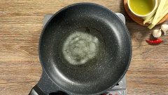 Đun nóng 2 muỗng canh dầu ăn, cho 1 muỗng canh đường vào thắng màu caramel, sau đó cho 2 muỗng canh tỏi và 2 muỗng canh hành tím vào phi thơm. Tiếp theo cho cá vào áp chảo vàng 2 mặt để thịt cá săn lại.