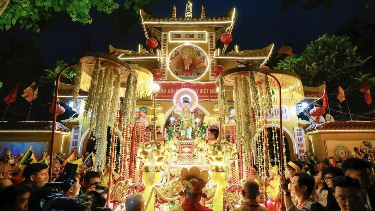 Cung rước xá lợi mừng đại lễ Phật đản quanh phố cổ Hà Nội - Đài Phát thanh và truyền hình Hà Nội