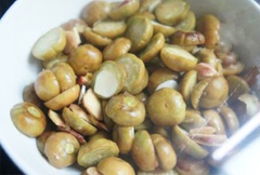 Tiếp đó các bạn dùng màng bọc thực phẩm bọc kín bát cà lại, bước này sẽ giúp cho cà đỡ bị thâm. Bạn ướp cà trong vòng 30 phút là có thể ăn được rồi.