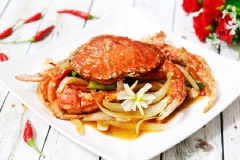 Ghẹ sốt me với vị chua chua, ngọt ngọt kích thích vị giác thêm ngon miệng. Đặc biệt thịt ghẹ tươi, tẩm ít bột, chiên nhanh với lửa lớn chín thơm trông màu đỏ au cực ngon. Thêm chút hành tây cùng hành lá nữa là tuyệt.