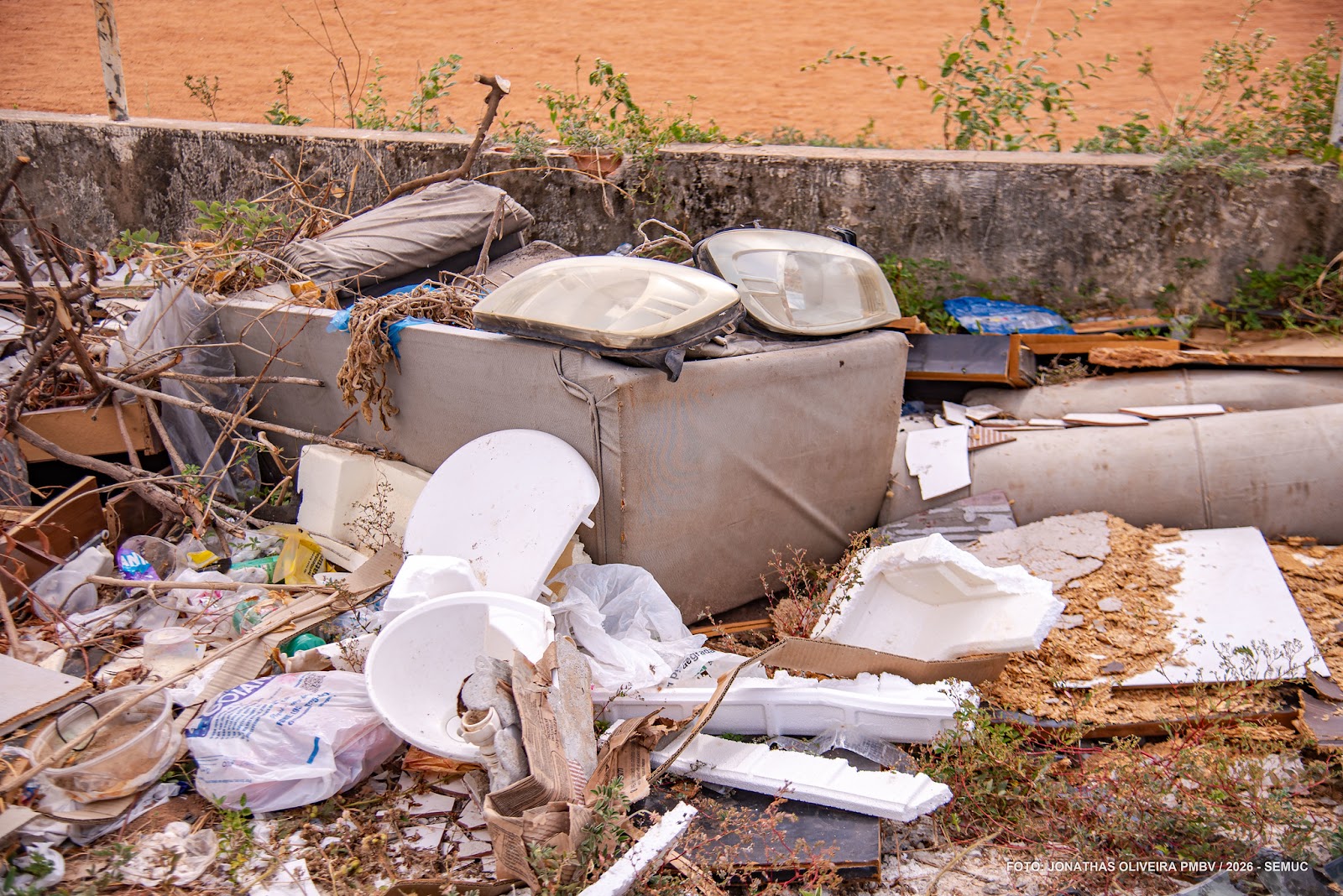 Trabalhadores da conservação pública removem entulhos de via urbana em bairro de Boa Vista para manter a cidade limpa.