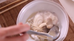 Lấy cơm ra chén, rồi múc nồi súp cá chan lên trên và thưởng thức nhé!