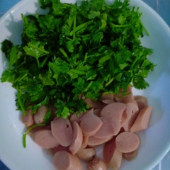 Cắt lát nhỏ xúc xích, ngò rửa sạch thái nhỏ.