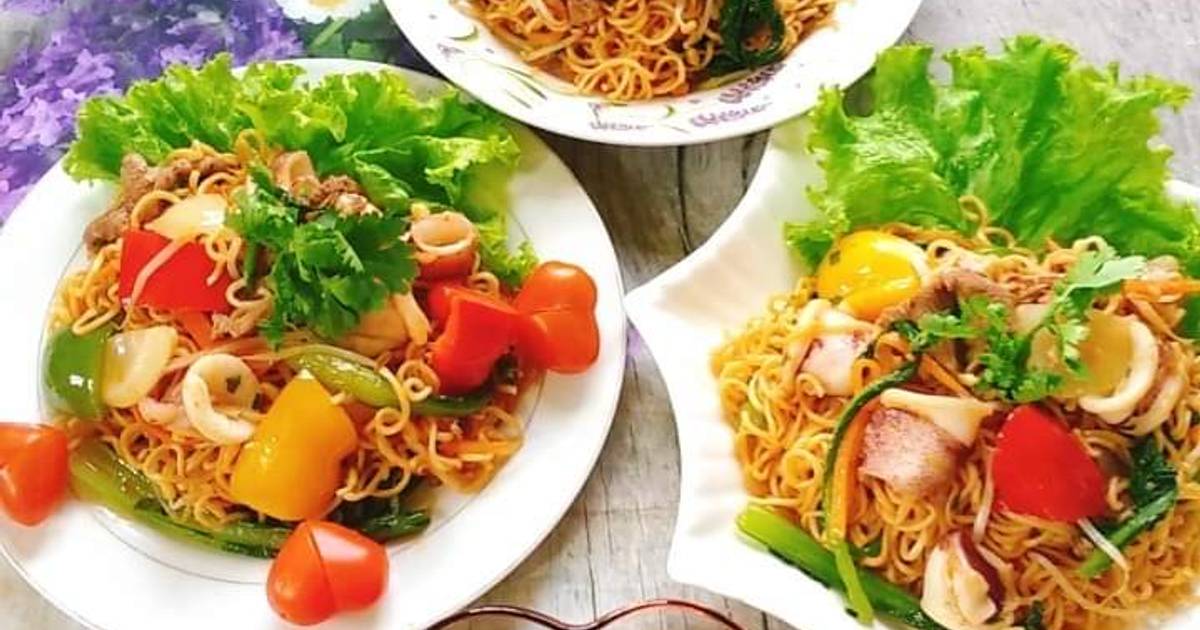 Mì gói xào mực,thịt bò và rau củ