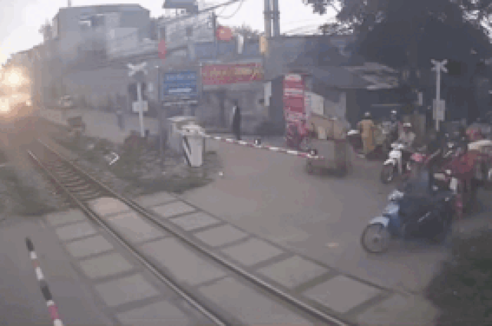 Cố băng qua đường sắt khi tàu đang đến, người đàn ông gặp cái kết nhớ đời - Tạp chí SaoStar
