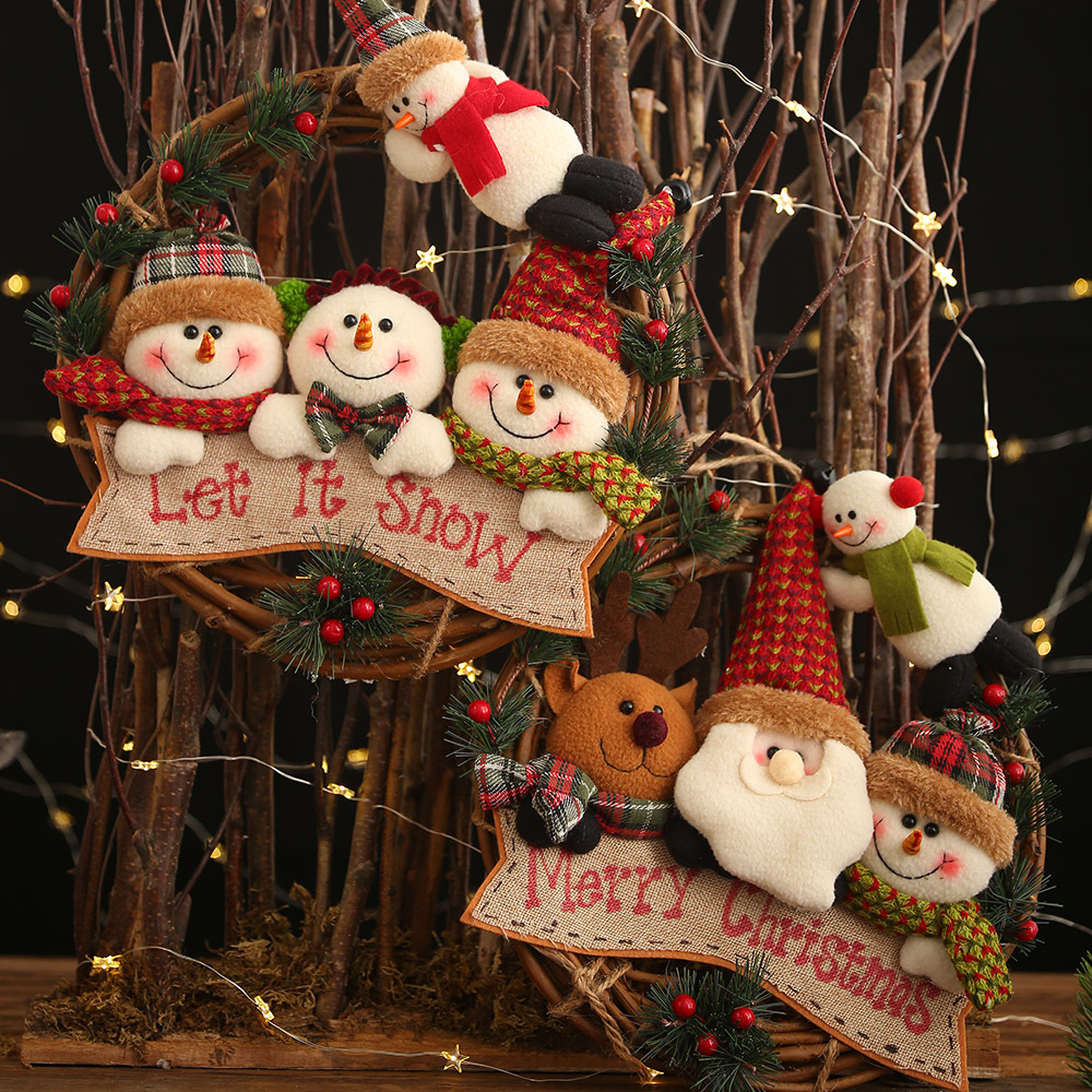 Weihnachtlicher Türkranz aus Rattan mit Figuren