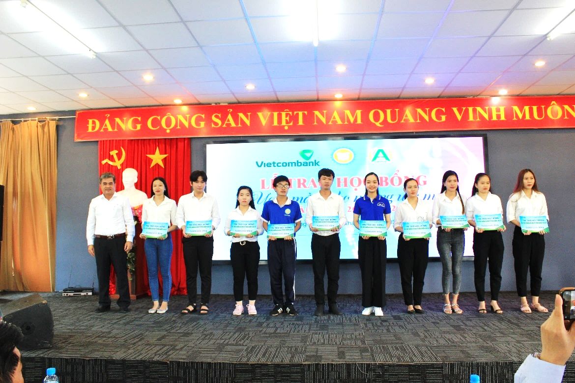 Ông Đoàn Thái Sơn - Giám đốc Vietcombank Long Antrao 10 suất học bổng cho các SV DLA với tổng trị giá 50 triệu đồng 