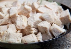 Thịt gà đã chín cắt thịt gà hình hạt lựu rồi đổ lên trên cần tây vừa cắt xong. rắc hạnh nhân lên trên mặt.