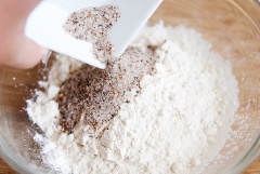 Trong một tô lớn, cho 2/3 muối tiêu vừa giã vào trộn đều cùng 50g bột mì và 80g bột bắp. Thêm mực vào, trộn đều cho mực phủ đều hỗn hợp.