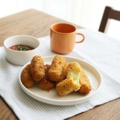 Bánh chiên xong là có thể thưởng thức ngay rồi, bạn có thể chấm với tương ớt, tương cà đều được nha. Khoai lang rất thơm ngon, vì thế, để góp phần làm phong phú thực đơn các món ngon chế biến từ khoai lang thì bạn đừng quên làm những chiếc bánh khoai lang bọc phô mai chiên ngọt ngào này nhé!
