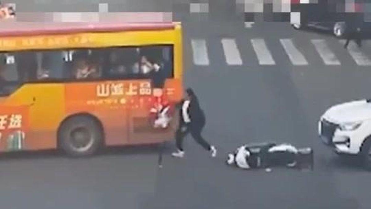 Bé gái rơi khỏi cửa sổ xe buýt, người đàn ông vứt xe máy lao tới cứu - Tạp chí Doanh Nghiệp Việt Nam