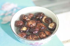 Nấm hương ngâm nở, rửa sạch, cắt chân. Hạt sen rửa sạch rồi vớt ra để ráo.