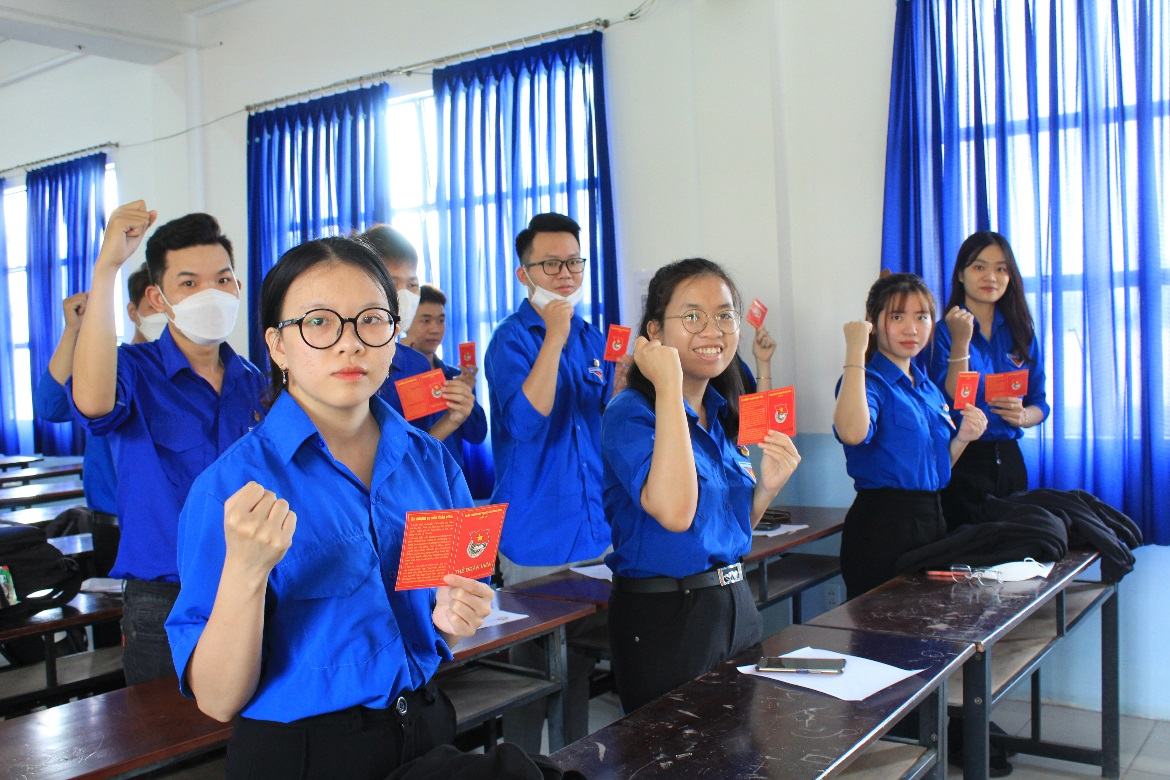 Những cánh tay giơ cao như lời hứa, quyết tâm rèn luyện, phấn đấu và hoàn thành tốt nhiệm vụ công tác đoàn của các đoàn viên