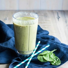 Rót sinh tố ra ly và thưởng thức. Xoài và chuối chứa nhiều vitamin, đẹp da, tốt cho sức khỏe, cải bó xôi chứa nhiều chất xơ, rất tốt cho hệ tiêu hóa. bạn thường xuyên thực hiện cho gia đình mình thưởng thức nhé!