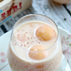 Khi hỗn hợp nguội bớt thì cho dưa lưới viên vào trong nồi chè. Để nguội hẳn rồi cho vào tủ lạnh nhé!