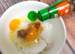 Trộn đều cơm với trứng gà và gia vị.