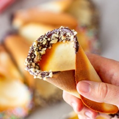 Để trang trí thêm cho vỏ ốc quế, bạn cho thể nhúng qua chocolate tan chảy và vụn hạnh nhân, ngoài ra, bạn cũng có thể trang trí với bất kì loại kẹo, cốm nào bạn thích. Sẵn đã làm, bạn làm hẳn 1 mẻ để khi ăn kem chỉ việc lấy ra sử dụng thôi nhé.
