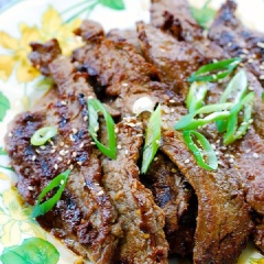 Cho thịt bò nướng ra đĩa, gói với rau xà lách và kim chi để ăn cùng thì tuyệt ngon! Với cách làm thịt bò nướng và tẩm ướp gia vị như thế này đảm bảo ai ăn cũng mê!