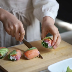 Trải bánh tráng ra mặt thớt phẳng, thoa chút nước làm dịu. Lần lượt thêm vào các loại nguyên liệu đã chuẩn bị rồi cuộn kín lại. Làm lần lượt cho hết nguyên liệu. Sau đó cắt đôi bày trí ra đĩa.