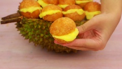 Bánh su sầu riêng với lớp vỏ phía ngoài giòn và béo nhẹ, quyện với phần nhân sầu riêng thơm nức, ngọt ngào, cắn vào một miếng sẽ cảm nhận hết hương vị thơm ngon mà món ăn mang lại. Nếu có thời gian và là fan ruột của sầu riêng thì hãy trổ tài vào bếp thực hiện món ăn sáng tạo này để chiêu đãi gia đình và bạn bè nhé!